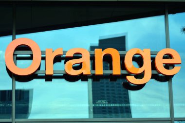 Varşova, Polonya. 31 Temmuz 2018. Turuncu imzala. Şirket tabela turuncu.