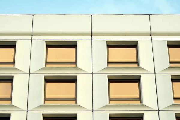Brązowe Okna Budynku Tło Geometrycznych Fasady Budynku — Zdjęcie stockowe