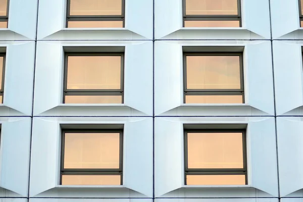 Janelas Castanhas Edifício Fundo Geométrico Fachada Edifício — Fotografia de Stock