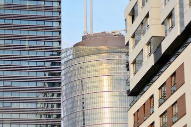 Ofis bina cephe. Mavi tonu çerçeve arka plan