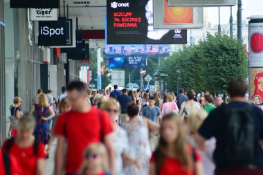 Varşova, Polonya. 1 Ağustos 2018. Marszalkowska sokak kaldırımları boyunca sokak satıcıları alışveriş insanlar kalabalık.