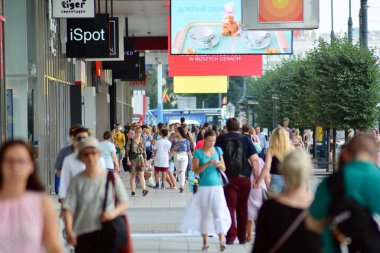 Varşova, Polonya. 1 Ağustos 2018. Marszalkowska sokak kaldırımları boyunca sokak satıcıları alışveriş insanlar kalabalık.