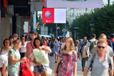 Varşova, Polonya. 1 Ağustos 2018. Marszalkowska sokak kaldırımları boyunca sokak satıcıları alışveriş insanlar kalabalık.