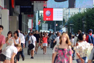 Varşova, Polonya. 1 Ağustos 2018. Marszalkowska sokak kaldırımları boyunca sokak satıcıları alışveriş insanlar kalabalık.
