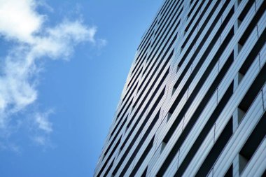 Bina cephe yansımaları çok mavi gökyüzü ve bulutlar ile