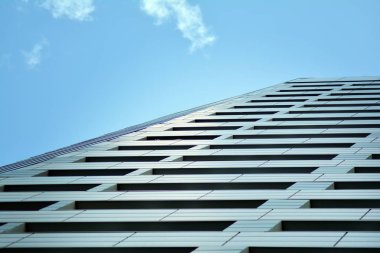 Bina cephe yansımaları çok mavi gökyüzü ve bulutlar ile