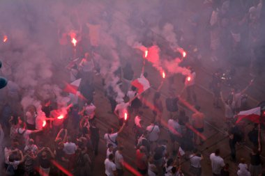 Varşova, Polonya. 1 Ağustos 2018. Varşova Ayaklanması yıldönümü kutlaması. Roma Dmowski roundabout.