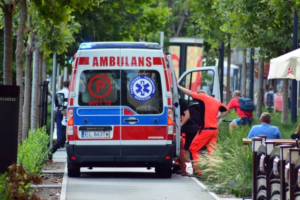 Varsovia Polonia Agosto 2018 Médicos Ayudando Hombre Herido Tirado Una —  Fotos de Stock