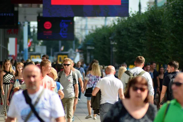 Варшава Польша Августа 2018 Года Толпы Людей Делающих Покупки Уличных — стоковое фото