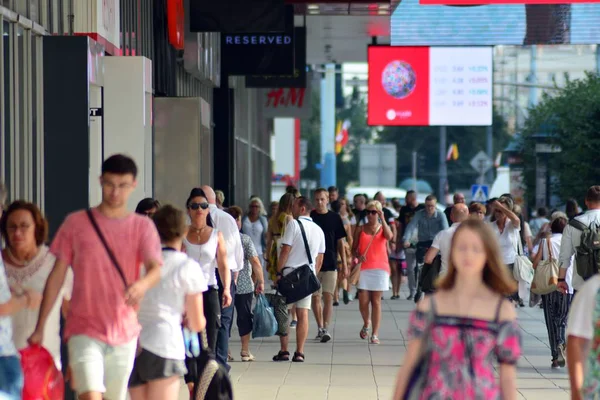 Varşova, Polonya. 1 Ağustos 2018. Marszalkowska sokak kaldırımları boyunca sokak satıcıları alışveriş insanlar kalabalık.