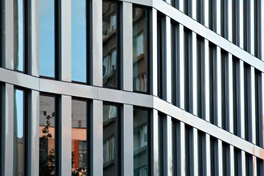 Kentsel arka plan, modern Cam cephe, detay ofis iş Binası.