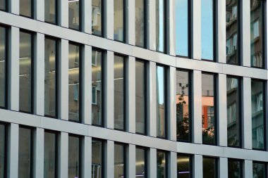 Kentsel arka plan, modern Cam cephe, detay ofis iş Binası.