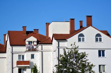 Modern ofis veya apartman mavi gökyüzü ile