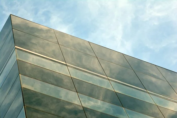 Obloha Mraky Odrážející Budovu Zrcadlového Skla — Stock fotografie