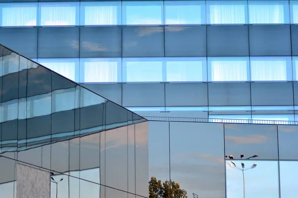 Himmel Und Wolken Reflektieren Ein Gebäude Mit Spiegelglas — Stockfoto