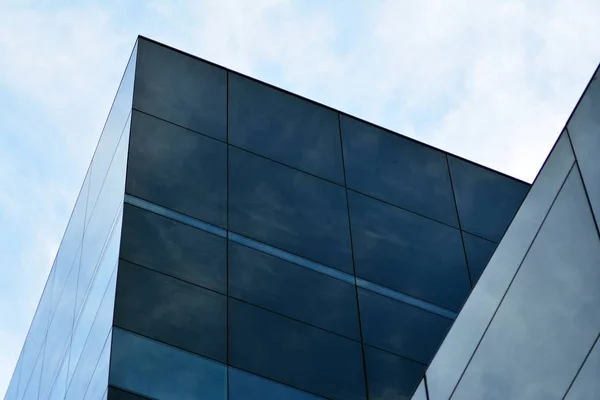 Cielo Nubes Reflejándose Edificio Con Vidrio Espejado — Foto de Stock