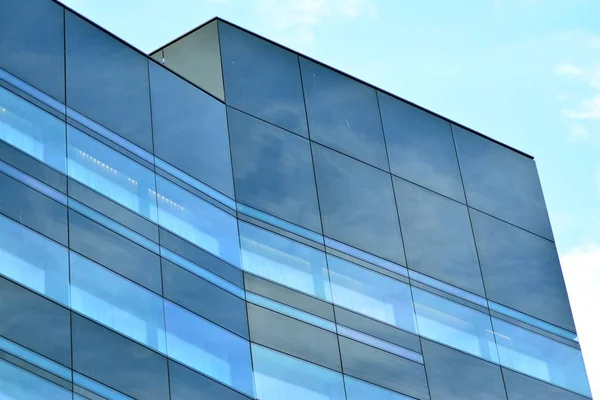 Cielo Nubes Reflejándose Edificio Con Vidrio Espejado —  Fotos de Stock