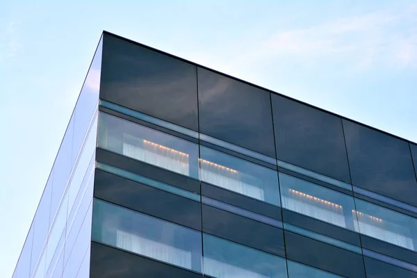 Cielo Nubes Reflejándose Edificio Con Vidrio Espejado — Foto de Stock