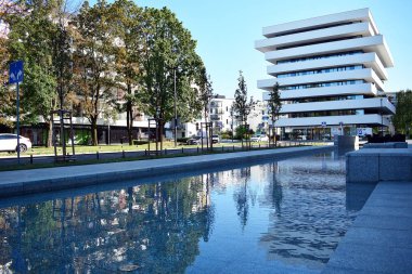 Mavi gökyüzü olan güneşli bir günde modern apartman binaları. Modern bir apartmanın cephesi