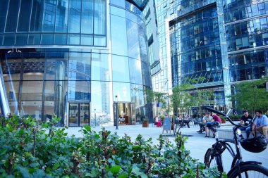 Varşova, Polonya 8 Ağustos 2018. Çeşmeler Avrupa meydanında. Çocuk eğlence.