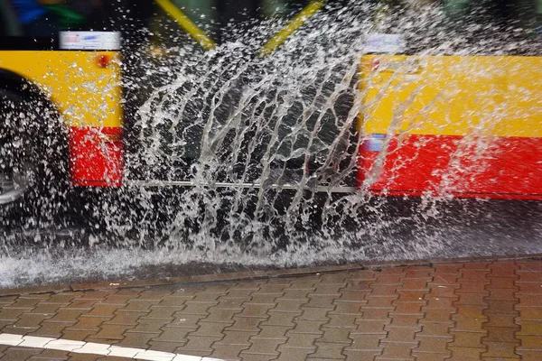 Splashes Wheels Bus Heavy Rain — Stock Photo, Image