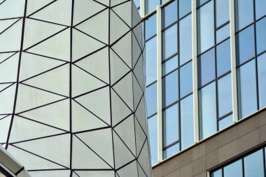 Kentsel arka plan, modern Cam cephe, detay ofis iş Binası.