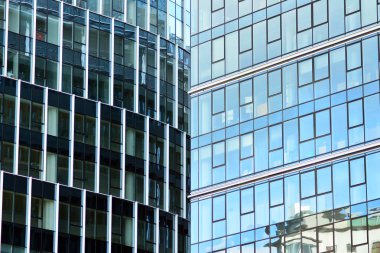 Kentsel arka plan, modern Cam cephe, detay ofis iş Binası.