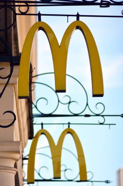 Varşova, Polonya. 12 Ağustos 2018. Mc Donalds imzala. Şirket tabela Mc Donalds