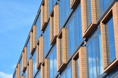 Mavi temiz cam duvar modern ofis binası