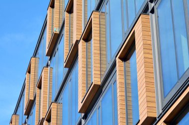 Mavi temiz cam duvar modern ofis binası