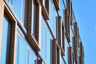 Mavi temiz cam duvar modern ofis binası