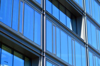 Mavi temiz cam duvar modern ofis binası