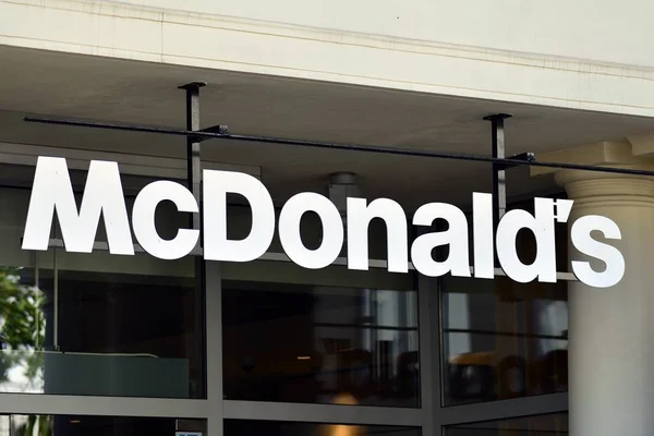 Varsovia Polonia Agosto 2018 Firma Donalds Letrero Empresa Donalds — Foto de Stock