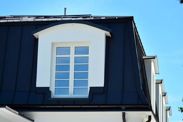 Perfect Verzorgde Suburban Huis Een Mooie Zonnige Dag — Stockfoto