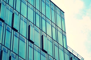 Modern ofis binası cephe soyut parçası, çelik yapı, retro stilize renkli ton filtre efekti içinde parlak pencere eşiği