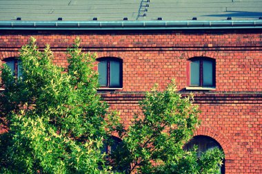 Kırmızı tuğla binalar canlanmış. Retro renkleri stilizasyon