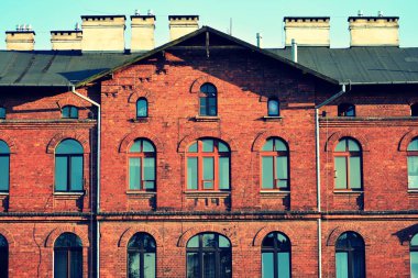 Kırmızı tuğla binalar canlanmış. Retro renkleri stilizasyon