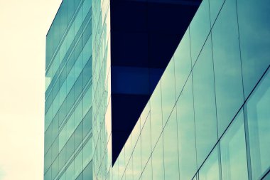 Modern ofis binası cephe soyut parçası, çelik yapı, retro stilize renkli ton filtre efekti içinde parlak pencere eşiği