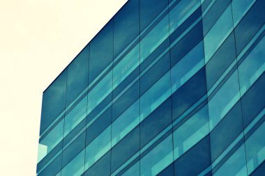 Modern ofis binası cephe soyut parçası, çelik yapı, retro stilize renkli ton filtre efekti içinde parlak pencere eşiği