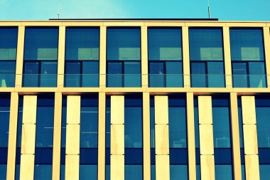 Modern ofis binası cephe soyut parçası, çelik yapı, retro stilize renkli ton filtre efekti içinde parlak pencere eşiği