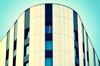 Modern ofis binası cephe soyut parçası, çelik yapı, retro stilize renkli ton filtre efekti içinde parlak pencere eşiği