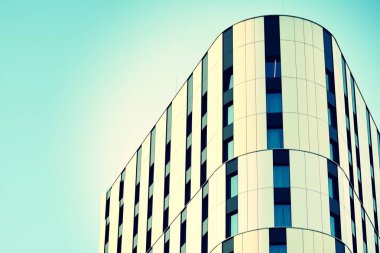 Modern ofis binası cephe soyut parçası, çelik yapı, retro stilize renkli ton filtre efekti içinde parlak pencere eşiği