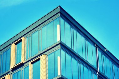 Modern ofis binası cephe soyut parçası, çelik yapı, retro stilize renkli ton filtre efekti içinde parlak pencere eşiği