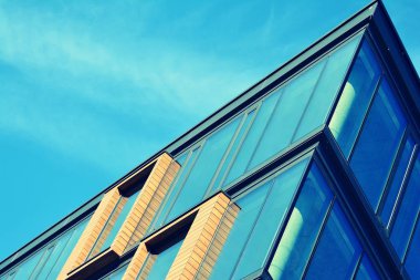 Modern ofis binası cephe soyut parçası, çelik yapı, retro stilize renkli ton filtre efekti içinde parlak pencere eşiği