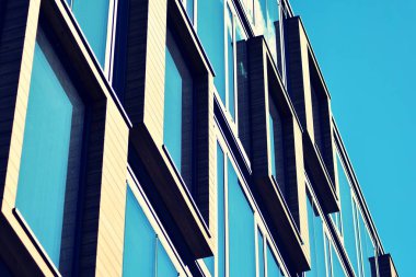 Modern ofis binası cephe soyut parçası, çelik yapı, retro stilize renkli ton filtre efekti içinde parlak pencere eşiği