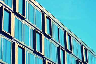 Modern ofis binası cephe soyut parçası, çelik yapı, retro stilize renkli ton filtre efekti içinde parlak pencere eşiği