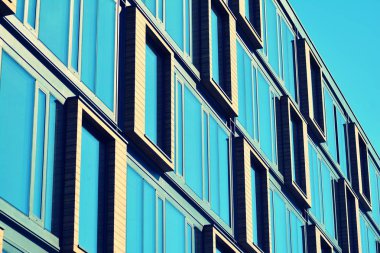 Modern ofis binası cephe soyut parçası, çelik yapı, retro stilize renkli ton filtre efekti içinde parlak pencere eşiği