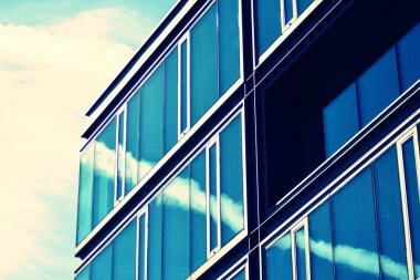 Modern ofis binası cephe soyut parçası, çelik yapı, retro stilize renkli ton filtre efekti içinde parlak pencere eşiği