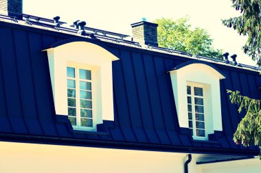 Tek aile evi. retro stilize renkli ton filtre efekti