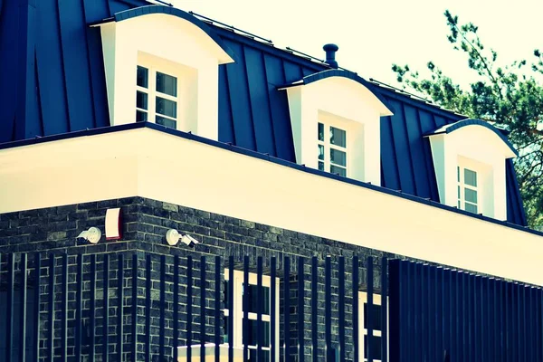 单身家庭房子 复古风格的彩色色调滤镜效果 — 图库照片